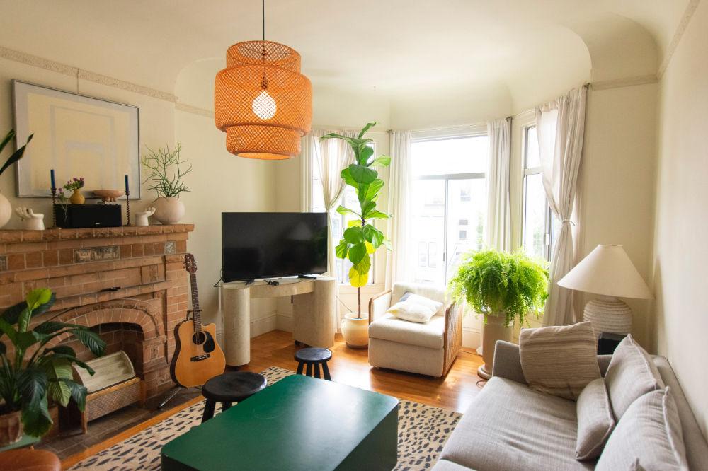 Petit salon avec TV et tabouret